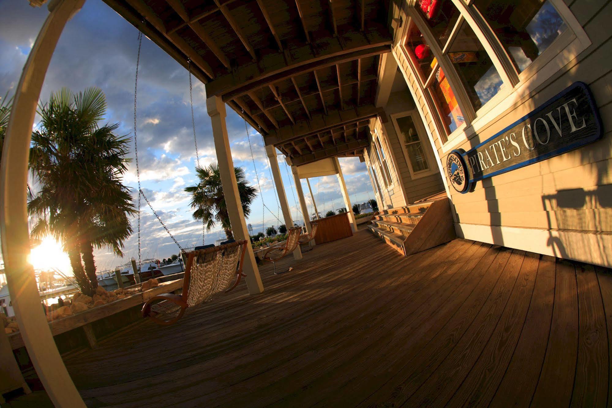 Pirate'S Cove Resort Condos Мантео Екстериор снимка